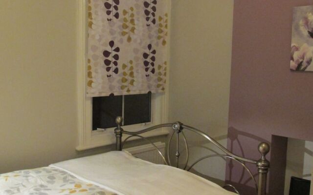 The Quiet & Cosy Fulham Reach Crib