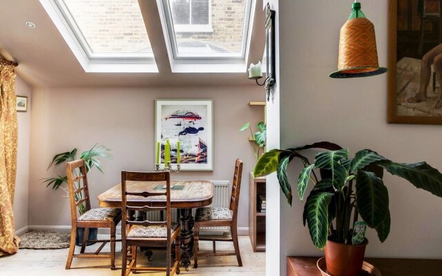 Bright 3 Bedroom Trendy Home by Hampstead