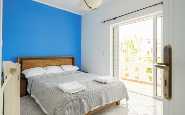 Blue & White lux flat, just 50 meters from beach!