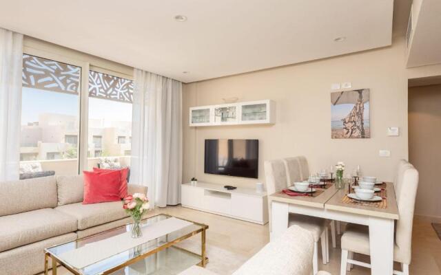 Luxe 3BDR w Private Rooftop Jacuzzi & Beach Access