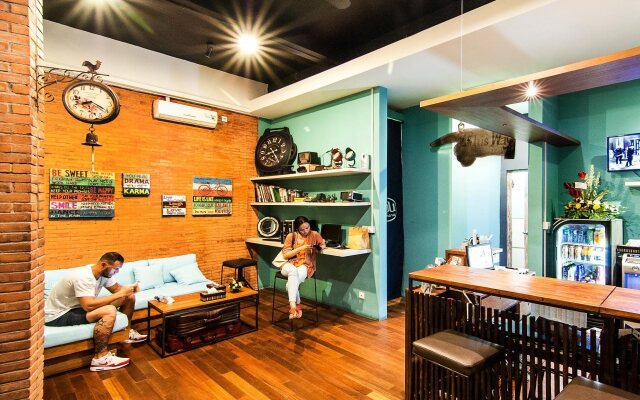 Nau Here Hostel