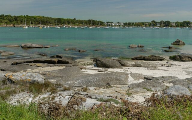 Spacious Villa in Concarneau with Swimming Pool