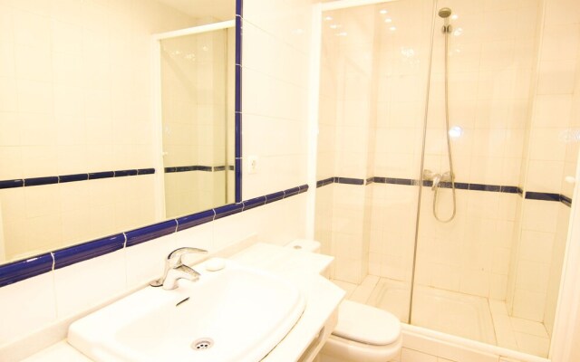 OleHolidays Azalea Playa junto a Puerto Banús