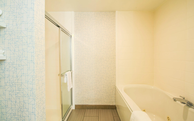 Holiday Inn Express & Suites Lincoln East - White Mountains by IHG