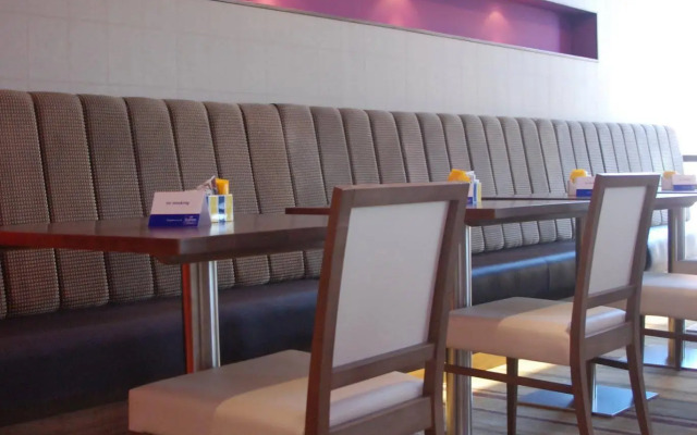 Holiday Inn Express London - Newbury Park