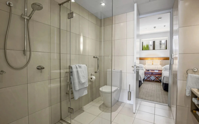 The Rees Hotel, Luxury Apartments & Lakeside Residences