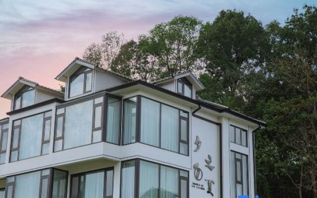 Yunshang Grassland Xixia Parent-childcamping Light Luxury Holiday Villa