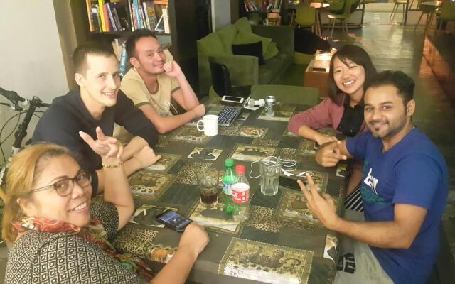 PODs The Backpackers Home & Cafe