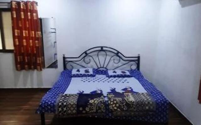 Nitish home stay ac room