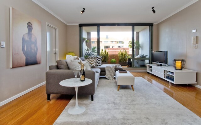 Ample Space In This 1 Bed Apt Also With Pool/Gym