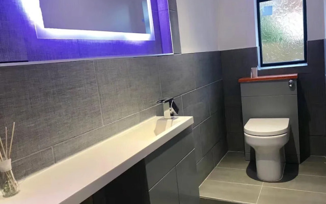 Charming 2-bed Flat in Swansea