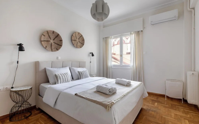Attica - Captivating 2-Bedroom Apt & Balcony in Athens