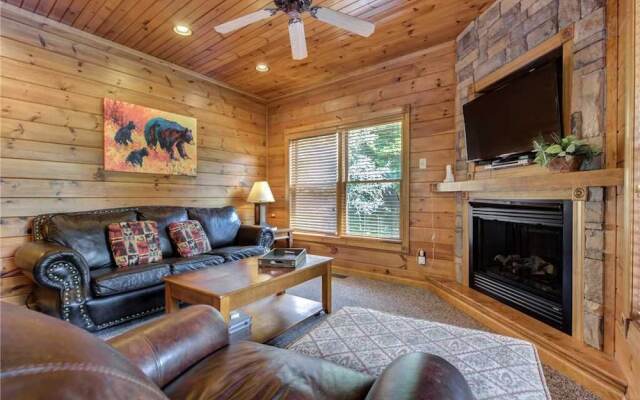 Gatlinburg Majesty 4 Bedroom Home with Hot Tub