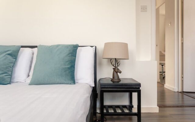 3 Bedroom Shoreditch Maisonette With Balcony