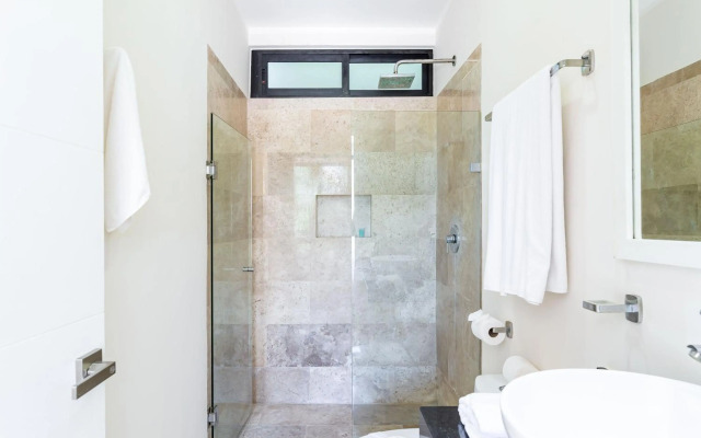 Ultra Luxury Condo, Rooftop Pool and HIGH SECURITY, Viva Residence