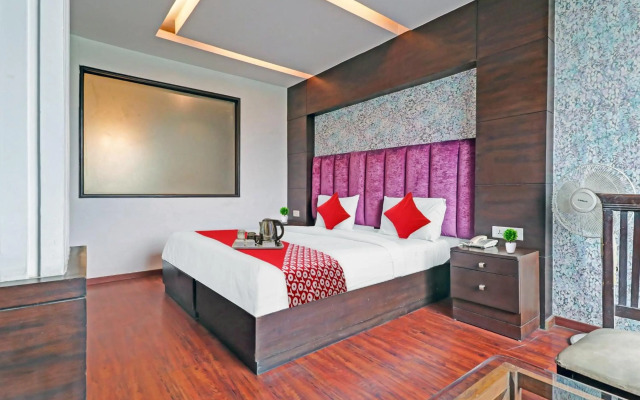 OYO 90654 Hotel Grand Luxury