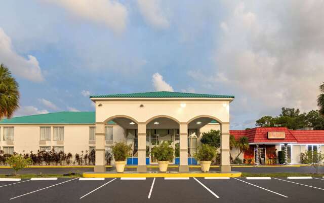 Days Inn & Suites by Wyndham Fort Pierce Midtown
