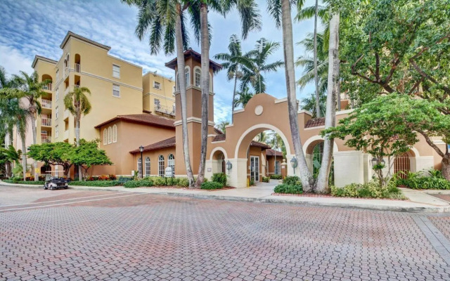 Renovated 2/2 Unit at Yacht Club/Aventura