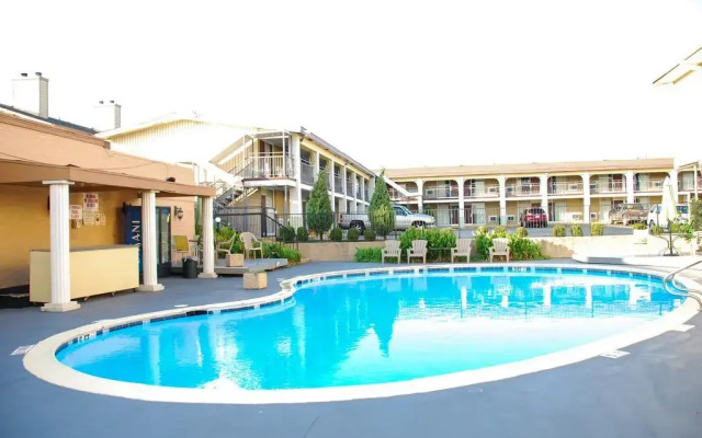 R Nite Star Inn & Suite