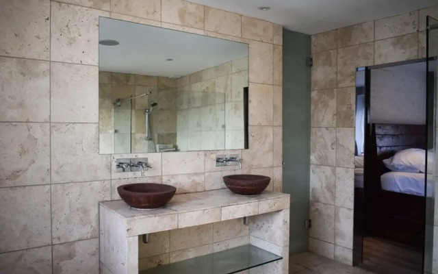 Stylish & Spacious Studio Next to Beach