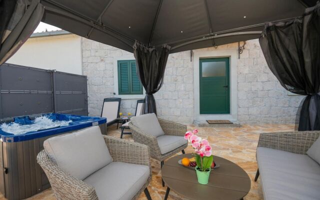 Amazing home in Ploce w/ WiFi and 3 Bedrooms