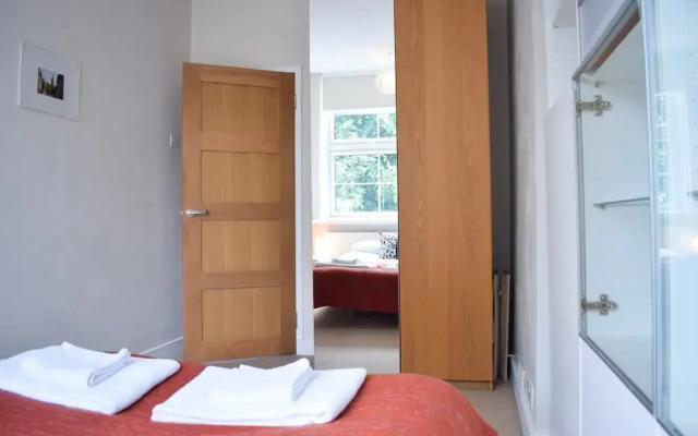 2 Bedroom Flat Near Tower Hill