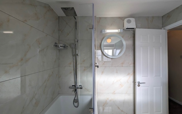 Comfortable 2-bedroom House With Free Parking