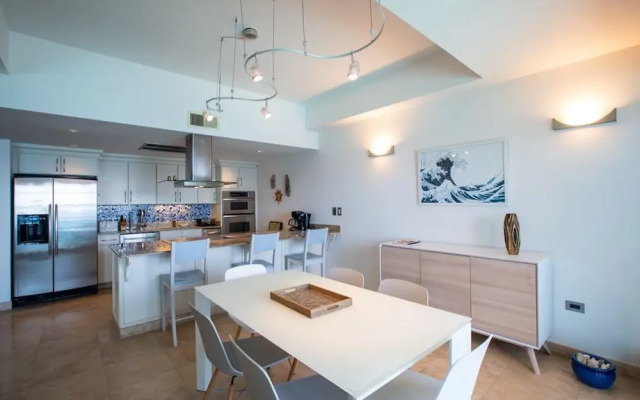 *The CLIFF_ BEACHFRONT and LUXURY MODERN UNIT* C2