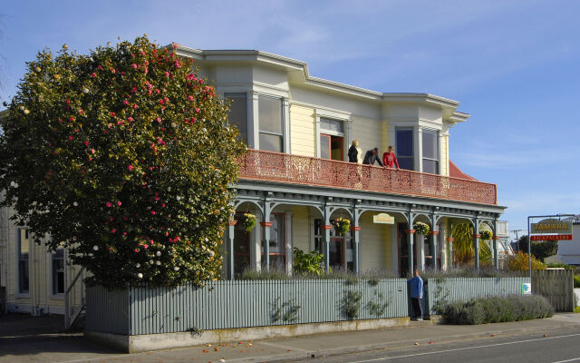 Tamara Riverside Lodge - Hostel/Backpacker