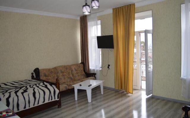 L&V House With Balcony