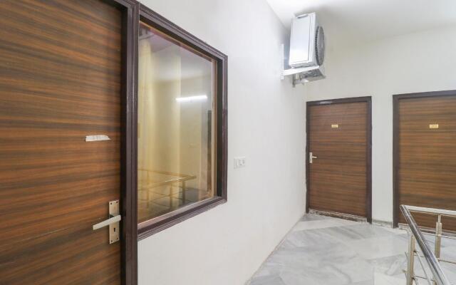 OYO 70049 Hotel Royal Palace 2