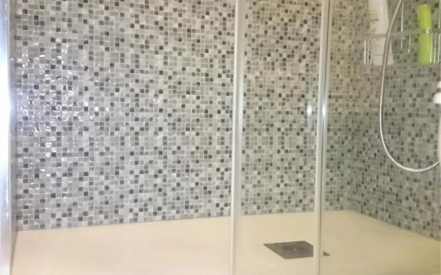 Bright spacious apartment, 2 min walk from beach