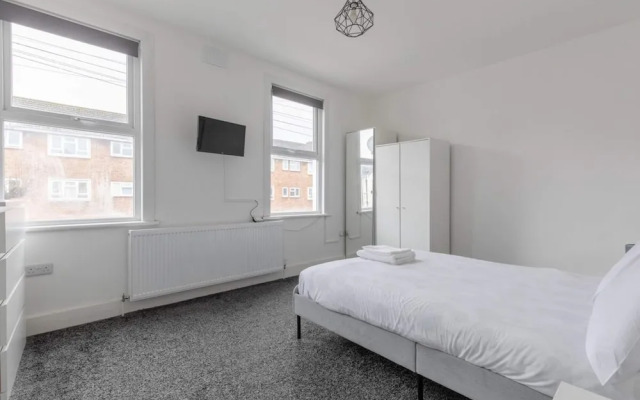 Spacious & Newly Renovated 4BD House East Ham!