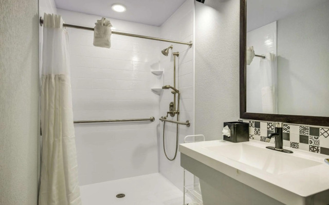 Clarion Pointe Tallahassee-State Capitol