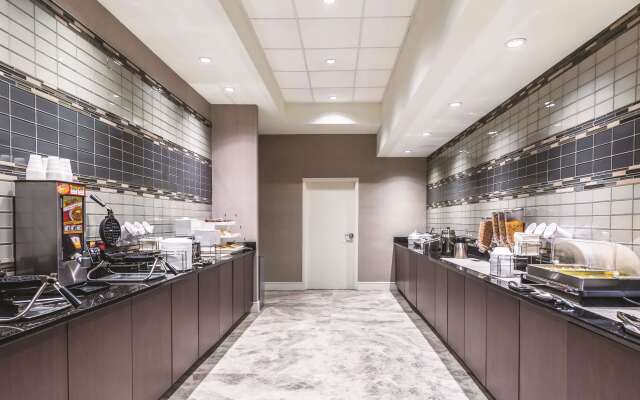 La Quinta Inn & Suites by Wyndham Cincinnati Sharonville