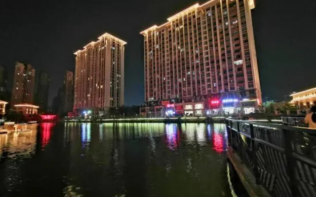 Orange Lakeside Apartment Hotel