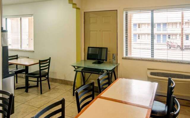 Econo Lodge East