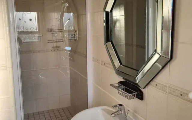 Savoy Lodge - Budget Triple Room