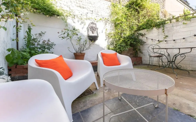 Host Stay Sunny Terrace on Robert Street