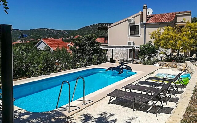 Beautiful Home in Vinisce With Wifi and 4 Bedrooms