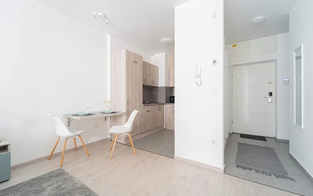 WestSide Garden Apartments by Urbanrent