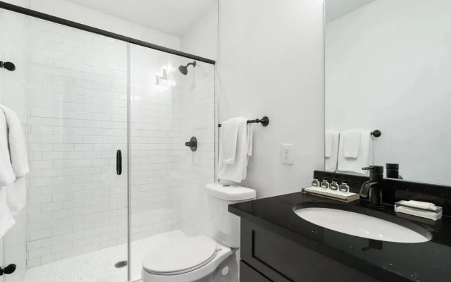 Lovely Montrose Suites by Sonder
