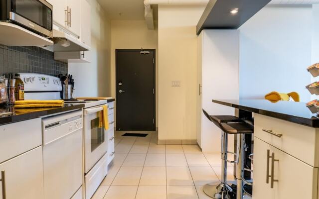 Comfy DT Loft w Parking Rooftop Patio BBQ Gym