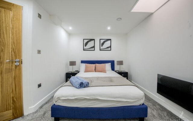 21 The Hallmark Bond St - Rhys Davis