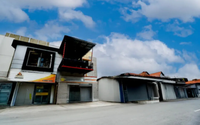 Hotel O Surabaya near Pelangi Park formerly D'best Kutisari