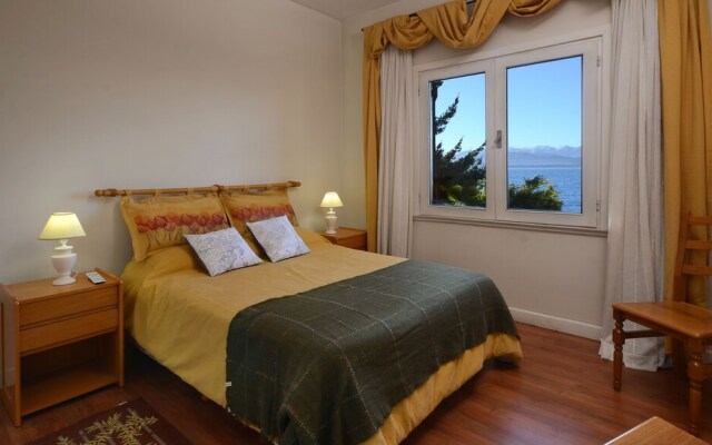 Great 3 Bedroom Home on the Lake Shore H50