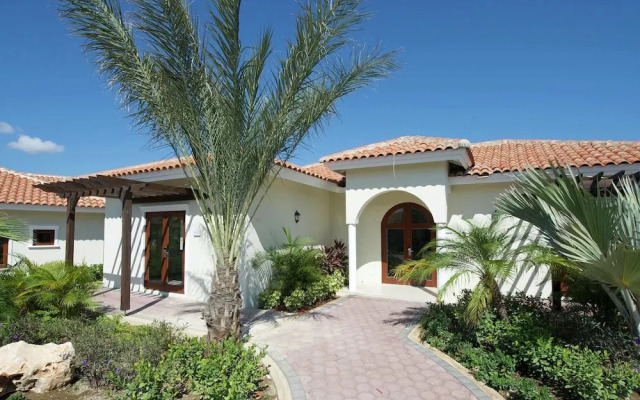 Modern Holiday Home Near Mambo Beach in Willemstad