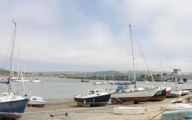 Rhos Retreat No. 7