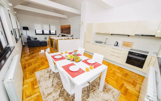 Luxury 3 Story House- Best View- Free Parking