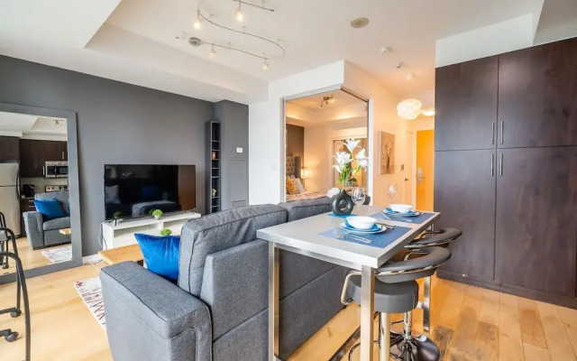 Casa Queen- Elegant Suite in Leslieville